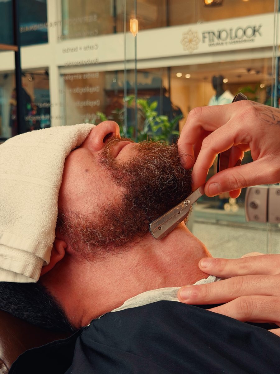 Acabamento da barba na navalha
