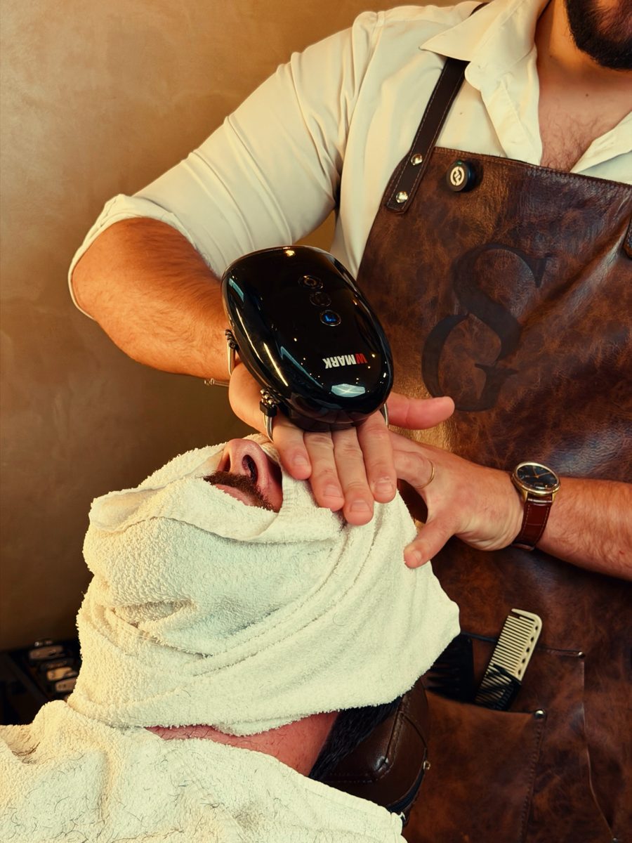 Barboterapia com toalha quente e massageador
