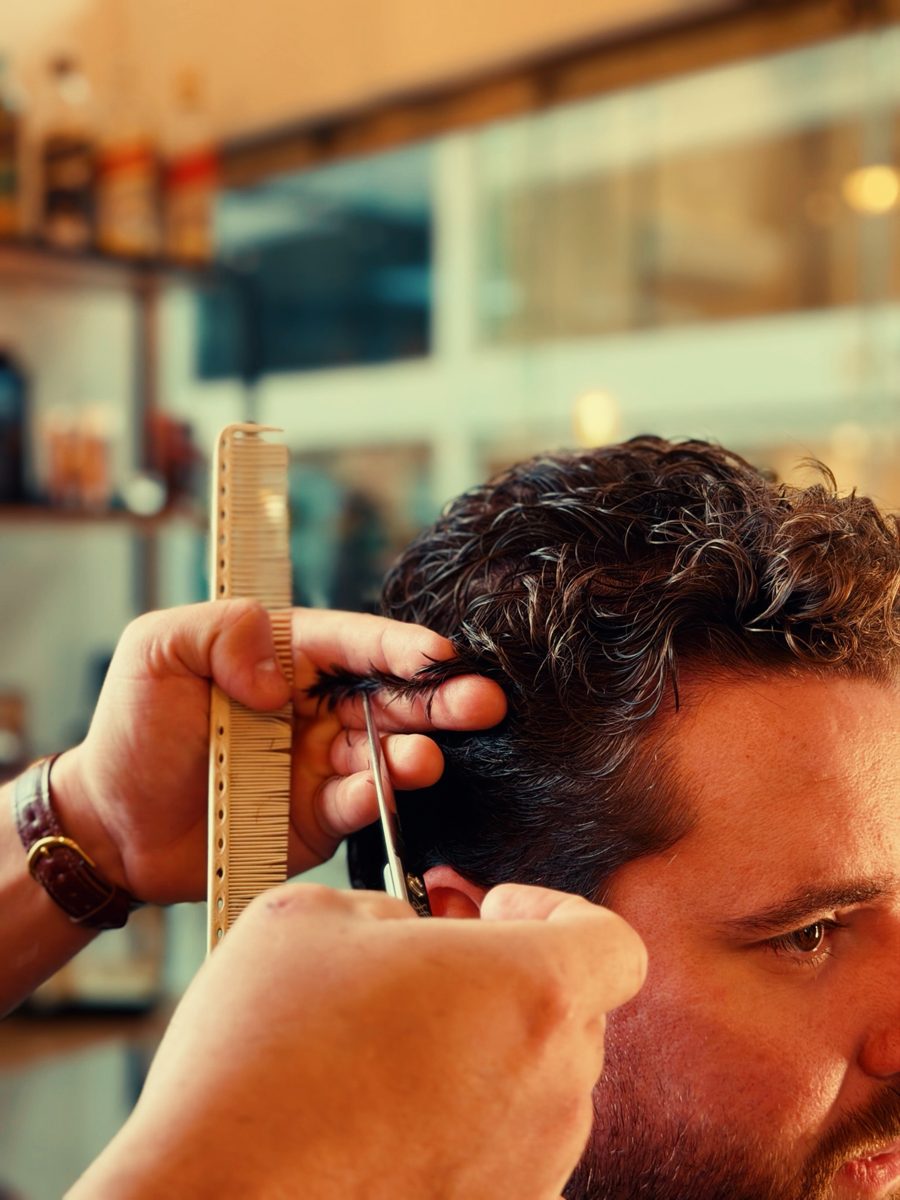 Corte com tesoura e pente