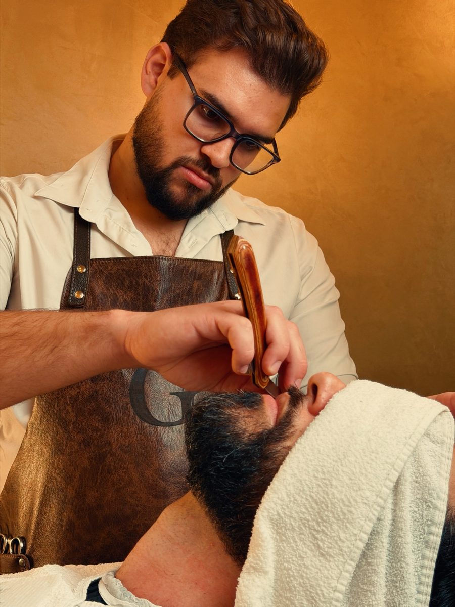 Acabamento de barba na navalha