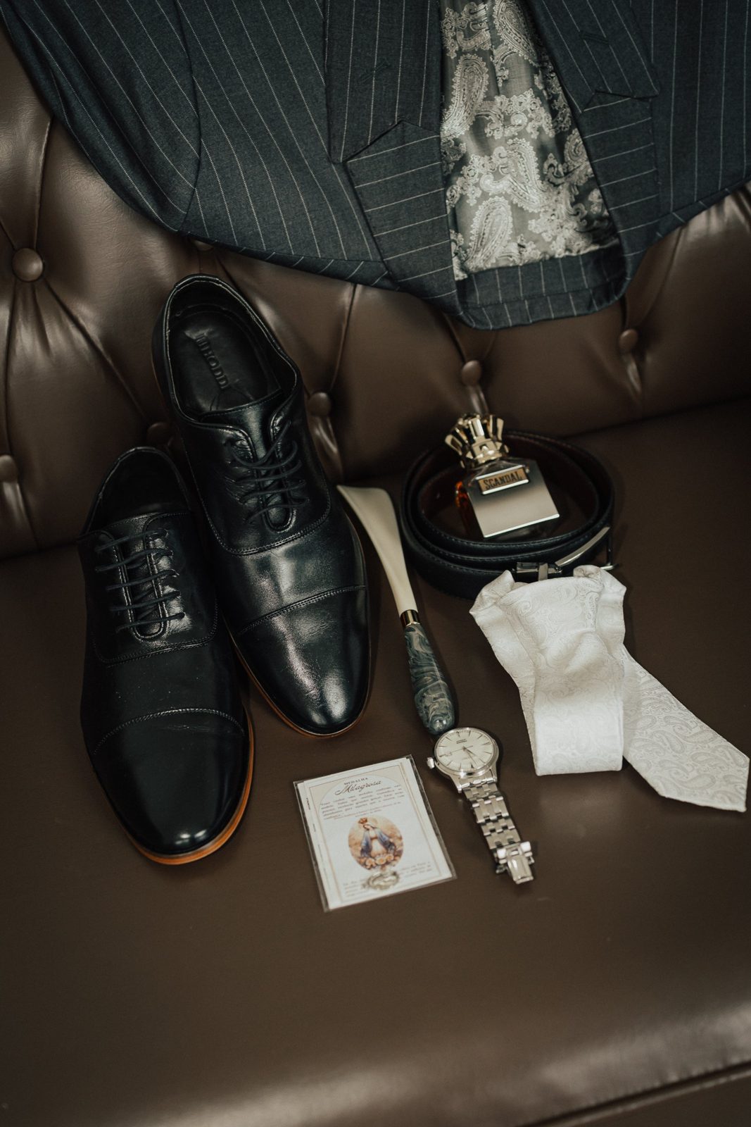 Sapatos, relógio, gravata e perfume do noivo