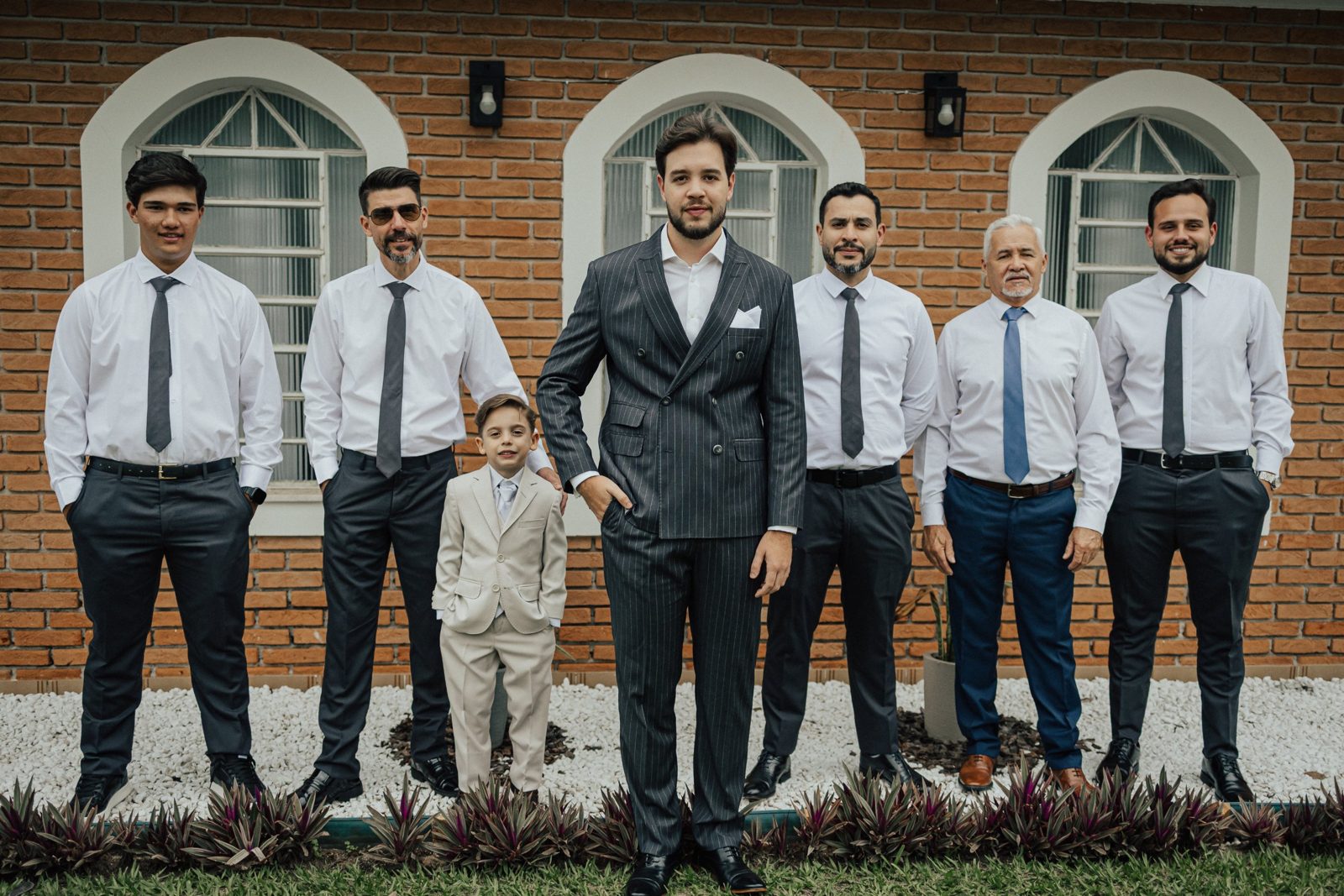 O noivo à frente, com os padrinhos, o pai e o pajem